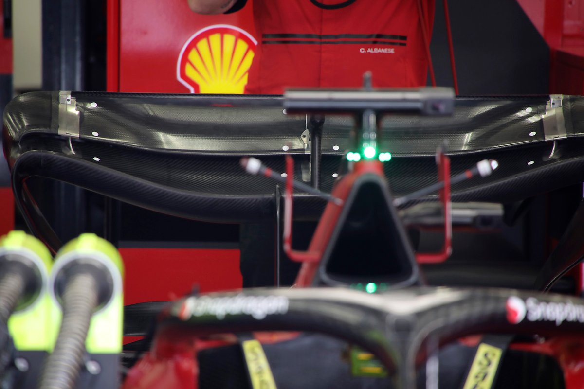 Ferrari F1-75: ecco l'ala posteriore decisamente più carica rispetto alla Red Bull