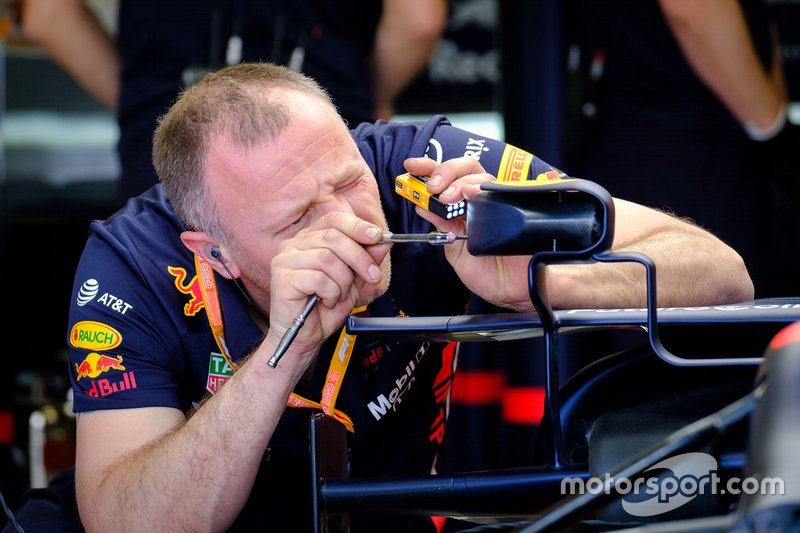 Un membro del team Red Bull Racing team al avoro sullo specchietto della monoposto di Max Verstappen, Red Bull Racing RB15
