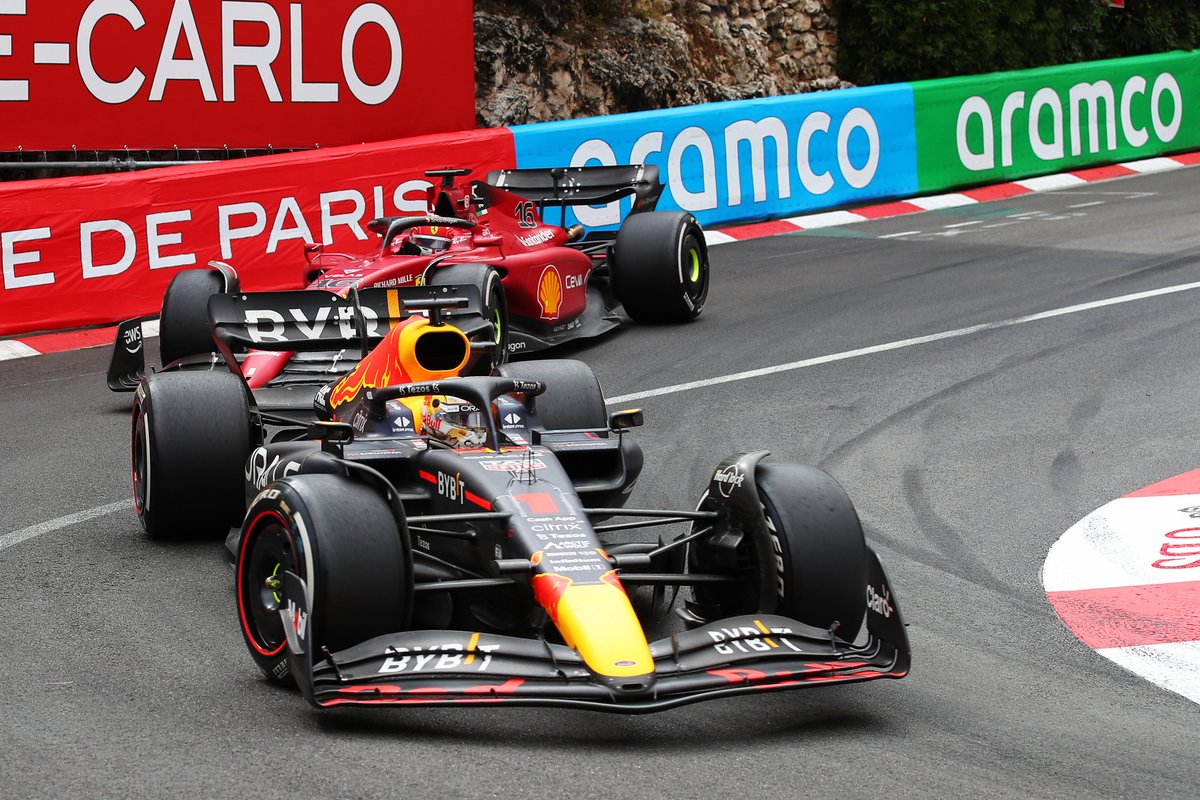 Max Verstappen suivi par Charles Leclerc dans l'épingle de Monaco.