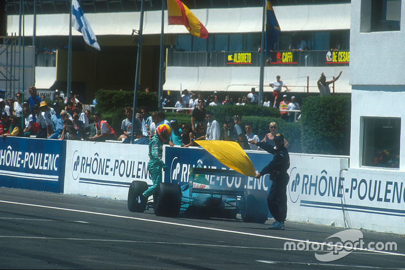 Маурісіо Гужелмін (Leyton House CG901 Judd) втрачає друге місце через відмову двигуна