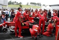 Ferrari ekibi, Kimi Raikkonen, Ferrari SF70H'nin yarışa başlamasını engelleyen turbo problemini çözm