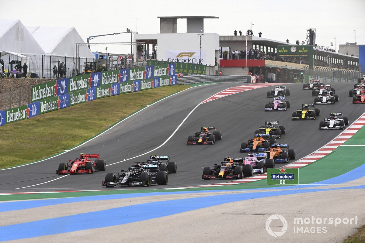 Lewis Hamilton, Mercedes F1 W11, Valtteri Bottas, Mercedes F1 W11, Max Verstappen, Red Bull Racing RB16, en tête, Sergio Perez, Racing Point RP20, et le reste des monoplaces au départ