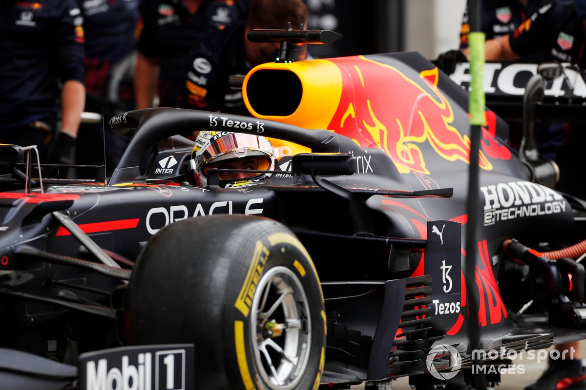 Max Verstappen, Red Bull Racing RB16B, di pit saat sesi latihan bebas kedua F1 GP Austria, Jumat (2/7/2021).