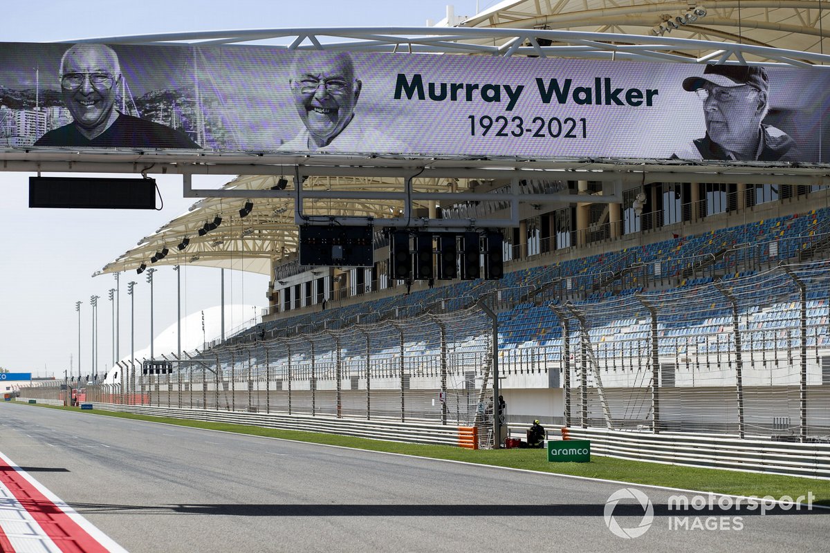 Spanduk tribut untuk mengenang komentator ikonik F1, Murray Walker
