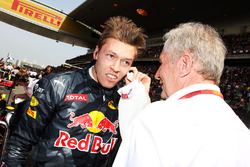 Daniil Kvyat, Red Bull Racing with with Dr Helmut Marko, Red Bull Motorsport Consultant on the grid