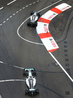 Nico Rosberg, Mercedes AMG F1 W07 Hybrid, und Lewis Hamilton, Mercedes AMG F1 W07 Hybrid