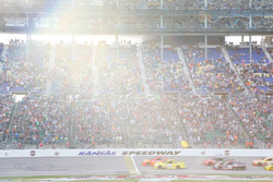 Start: Martin Truex Jr., Furniture Row Racing Toyota, führt