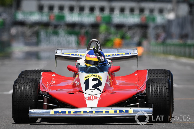 Jacques Villeneuve, babasının 1978 Kanada GP'yi kazandığı Ferrari 312T3'ü sürüyor