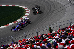 Pierre Gasly, Toro Rosso STR13, Romain Grosjean, Haas F1 Team VF-18
