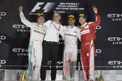Podium: second place and new World Champion Nico Rosberg, Mercedes AMG, Tony Ross, Race Engineer, M