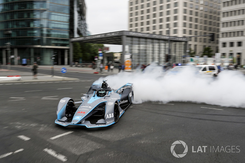 Formula 1 World Champion Nico Rosberg, Gen2 Formula E aracını Berlin sokaklarında sürüyor