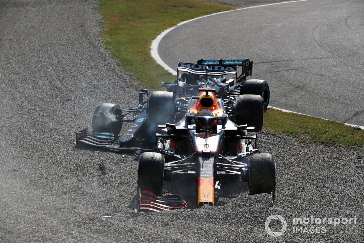 Max Verstappen, Red Bull Racing RB16B, dan Lewis Hamilton, Mercedes W12, bertabrakan pada F1 GP Italia 2021 di Monza.