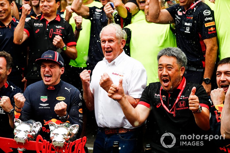 Max Verstappen, Red Bull Racing, 1st position, Helmut Marko, Consultant, Red Bull Racing, Masashi Yamamoto, General Manager, Honda Motorsport, and the Red Bull team celebrate victory