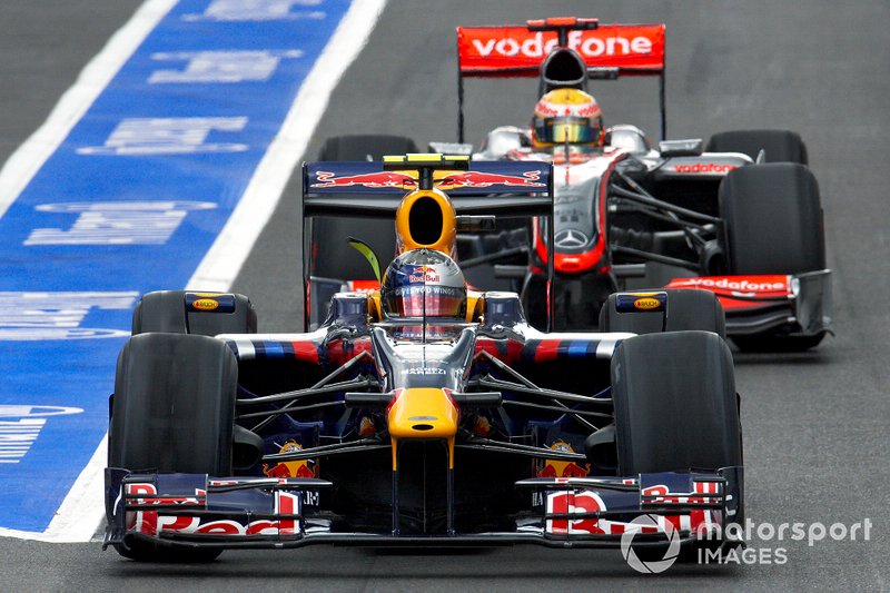 Sebastian Vettel, Red Bull RB5 Renault mène devant Lewis Hamilton, McLaren MP4-24 Mercedes