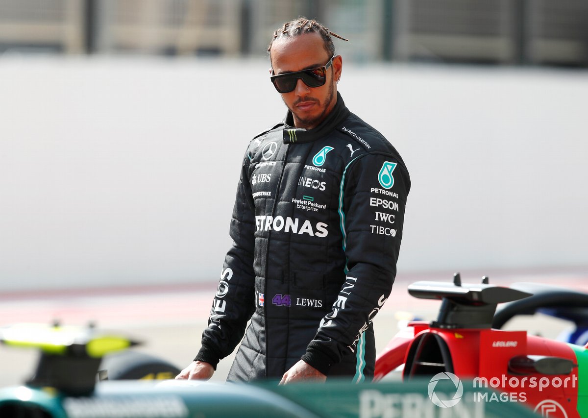 Pembalap Mercedes, Lewis Hamilton, adalah satu dari tiga nama yang dianggap George Russell sebagai rival terberatnya di Formula 1.