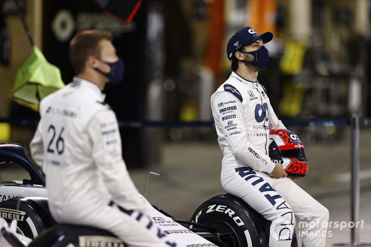 Pierre Gasly, AlphaTauri AT01 y Daniil Kvyat, AlphaTauri AT01, posan para una foto de grupo del equipo