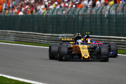 Jolyon Palmer, Renault Sport F1 Team RS17, Carlos Sainz Jr., Scuderia Toro Rosso STR12