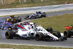 Felipe Massa, Williams FW40, se dirige a los pits tras un pinchazo