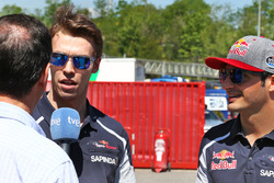 Daniil Kvyat, Scuderia Toro Rosso met ploegmaat Carlos Sainz Jr, Scuderia Toro Rosso