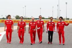 Sebastian Vettel, Ferrari camina el circuito con el equipo