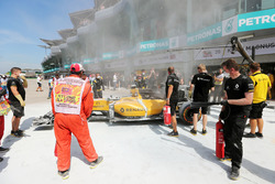 De afgebrande auto van Kevin Magnussen, Renault Sport F1 Team RS16