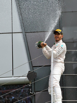 Sieger Lewis Hamilton, Mercedes AMG F1 feiert auf dem Podium