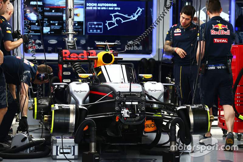De Red Bull Racing RB12 van Daniel Ricciardo met hetAeroscreen