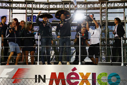 Daniel Ricciardo, Red Bull Racing, en Max Verstappen, Red Bull Racing, op het podium in Mexico