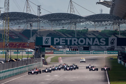 Antonio Fuoco, Trident leads Nirei Fukuzumi, ART Grand Prix and the rest of the field at the start of the race