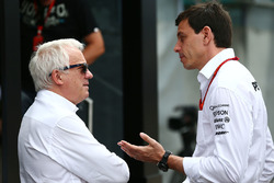 Charlie Whiting, FIA Delegate met Toto Wolff, Mercedes AMG F1 Shareholder en Executive Director