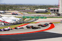 Sebastian Vettel, Ferrari SF70H, Lewis Hamilton, Mercedes AMG F1 W08, Valtteri Bottas, Mercedes AMG F1 W08, Daniel Ricciardo, Red Bull Racing RB13, Kimi Raikkonen, Ferrari SF70H, Esteban Ocon, Sahara Force India F1 VJM10, Fernando Alonso, McLaren MCL32, Carlos Sainz Jr., Renault Sport F1 Team RS17, the rest of the field at the start
