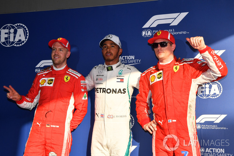 Il terzo qualificato Sebastian Vettel, Ferrari, il poleman Lewis Hamilton, Mercedes-AMG F1 e il secondo qualificato Kimi Raikkonen, Ferrari nel parco chiuso