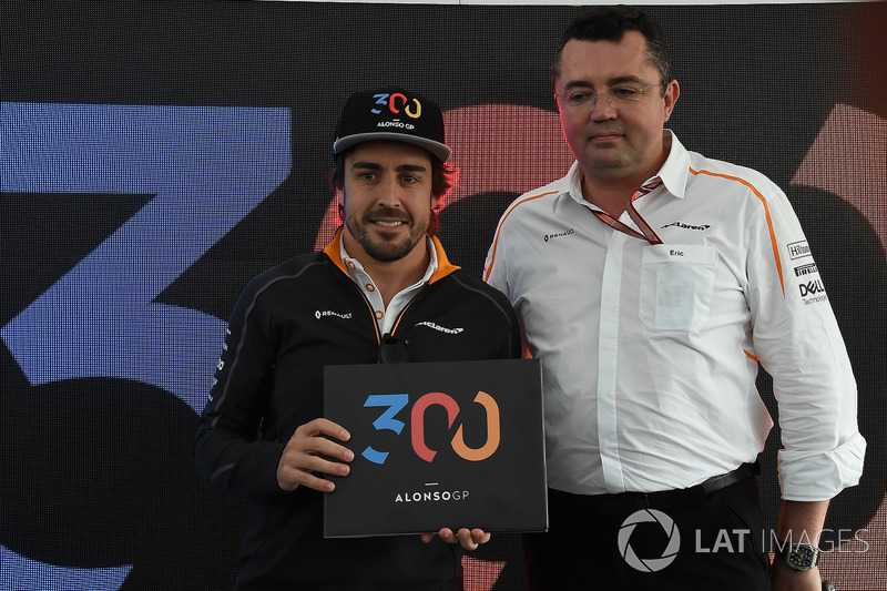 Fernando Alonso, McLaren 300. yarışını kutluyor, Eric Boullier, McLaren Racing