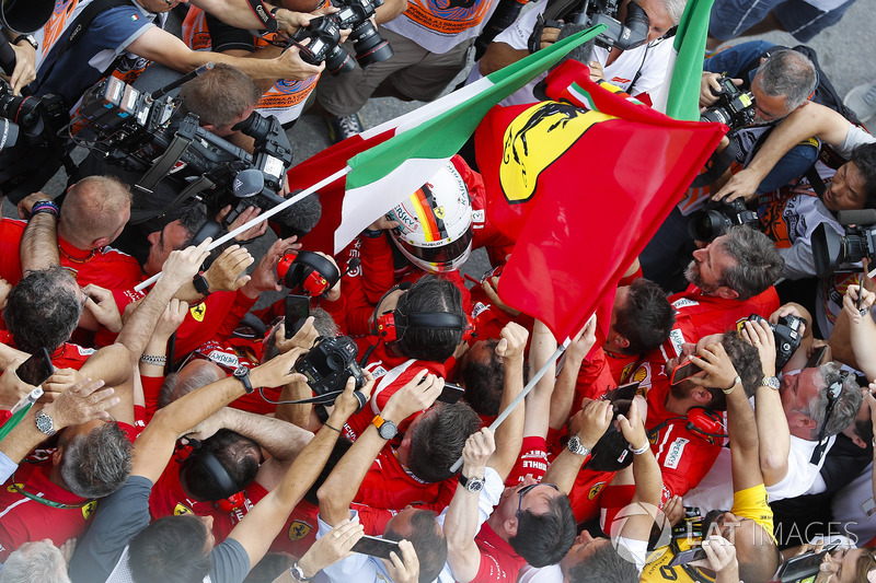 Sebastian Vettel, Ferrari, festeggia la vittoria nel parco chiuso