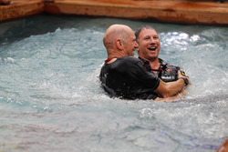 Adrian Newey, Chief Technical Officer, Red Bull Racing, e Christian Horner, Team Principal, Red Bull Racing, festeggiano la vittoria di Daniel Ricciardo, Red Bull Racing, nella piscina della Red Bull Energy Station