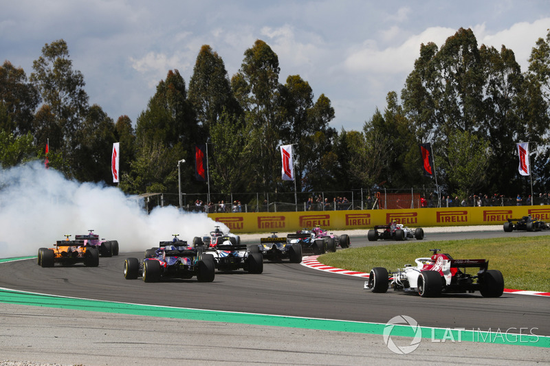 Авария: Ромен Грожан, Haas F1 Team VF-18, Нико Хюлькенберг, Renault Sport F1 Team RS18, и Пьер Гасли, Toro Rosso STR13