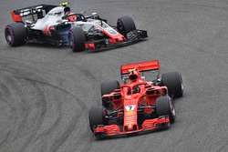 Кімі Райкконен, Ferrari SF71H, Кевін Магнуссен, Haas F1 Team VF-18