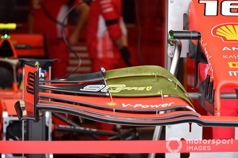 Détails de l'aileron avant de la Ferrari SF90