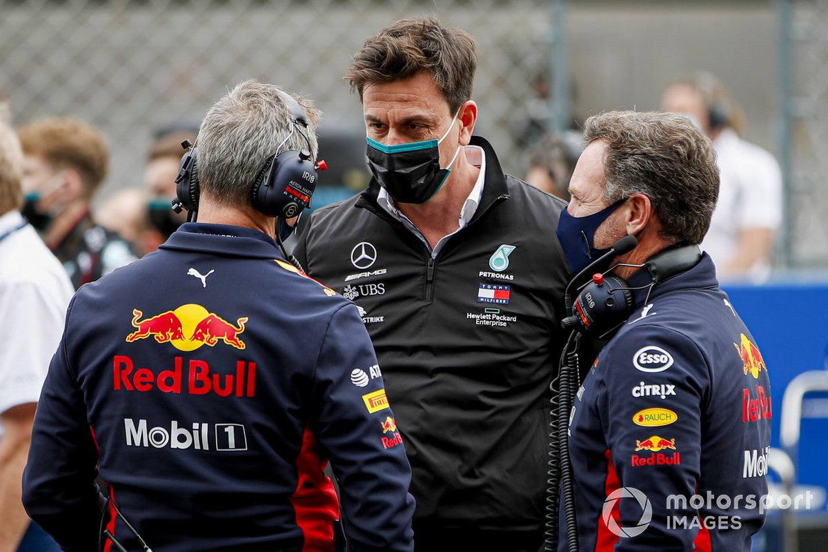 Toto Wolff, jefe de Mercedes F1, y Christian Horner, jefe de Red Bull F1.