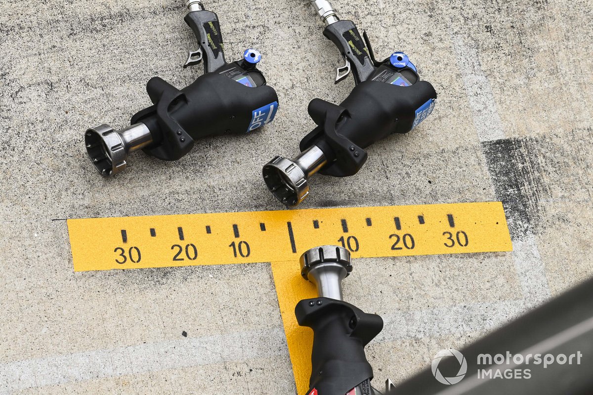 Pistolas de neumáticos en el pitlane.