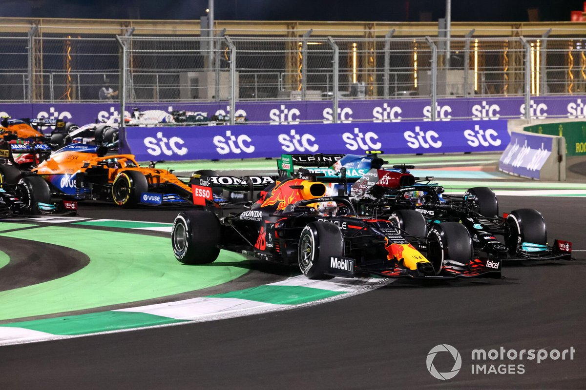 Max Verstappen, Red Bull Racing RB16B, en Lewis Hamilton, Mercedes W12, strijden bij de herstart