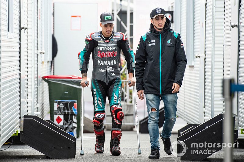 In de paddock had Fabio Quartararo een stel krukken nodig om zich voort te bewegen, maar op de Yamaha M1 was hij ondanks zijn crash nog razendsnel.