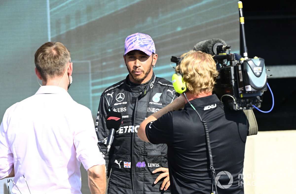 Jenson Button berkesempatan mewawancarai Lewis Hamilton dalam beberapa seri Formula 1 musim ini