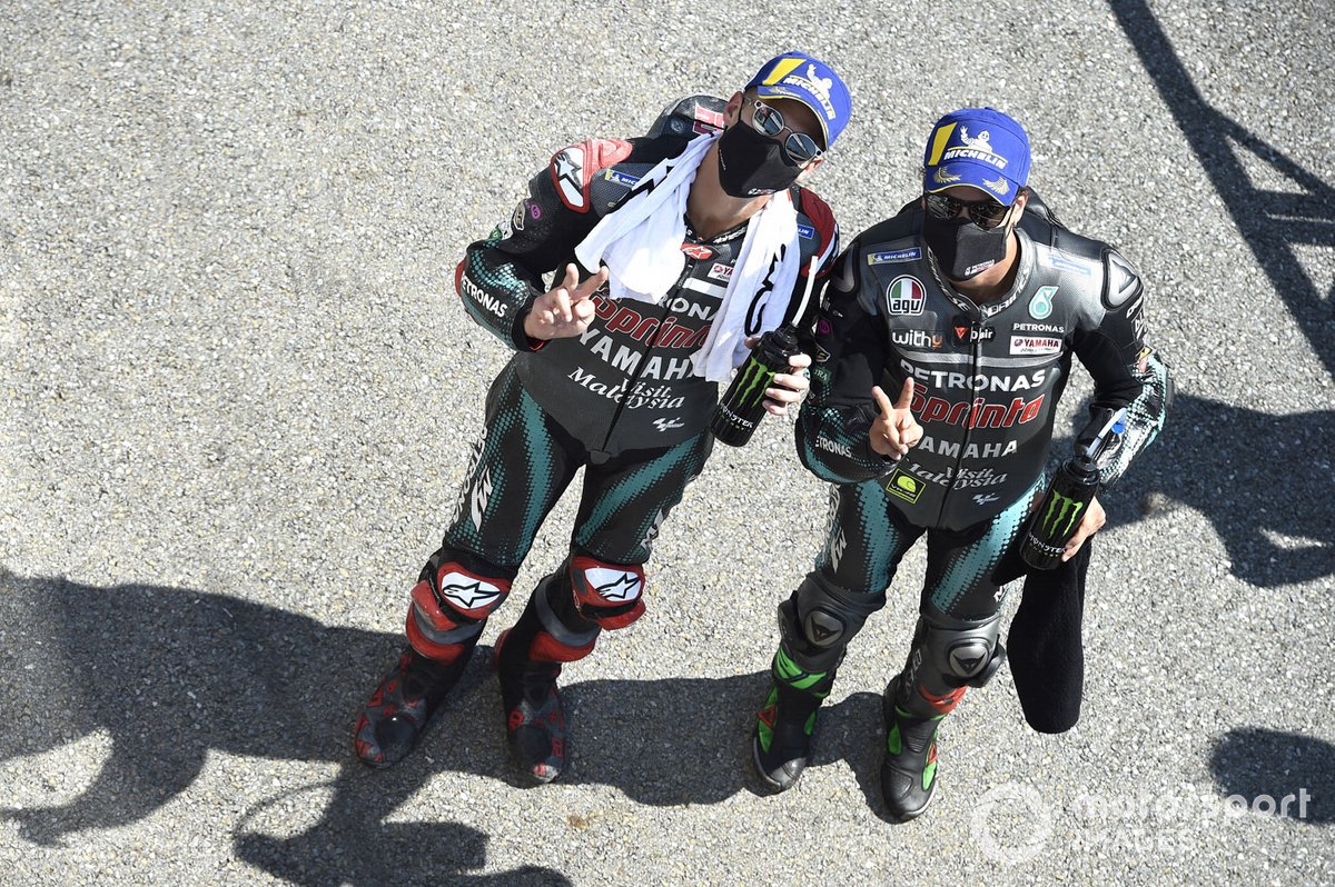 Franco Morbidelli, Petronas Yamaha SRT, et Fabio Quartararo, Petronas Yamaha SRT, dans le parc fermé