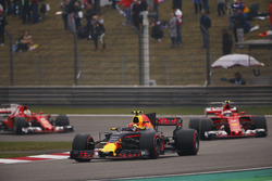 Max Verstappen, Red Bull Racing RB13, lidera a Kimi Raikkonen, Ferrari SF70H y Sebastian Vettel, Fer