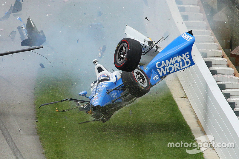 Scott Dixon, Chip Ganassi Racing Honda in a huge crash