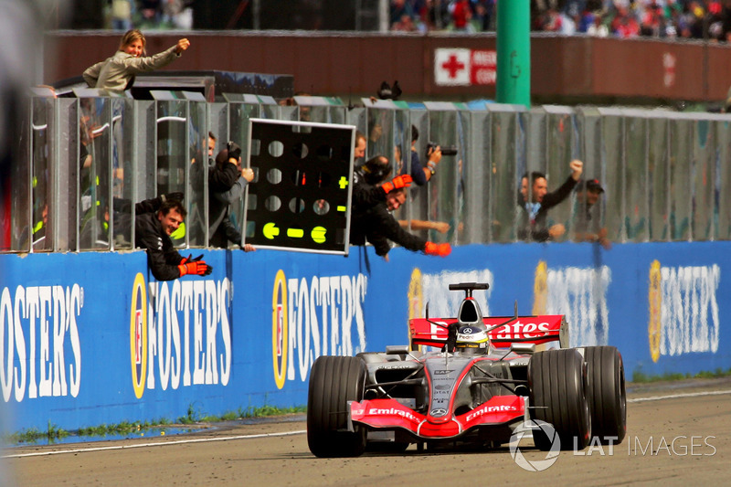 Pedro de la Rosa, McLaren Mercedes MP4-21 crosses the line