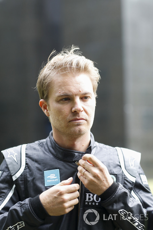 Formula 1 şampiyonu Nico Rosberg Gen 2 Formula E aracıyla sürüş yapıyor