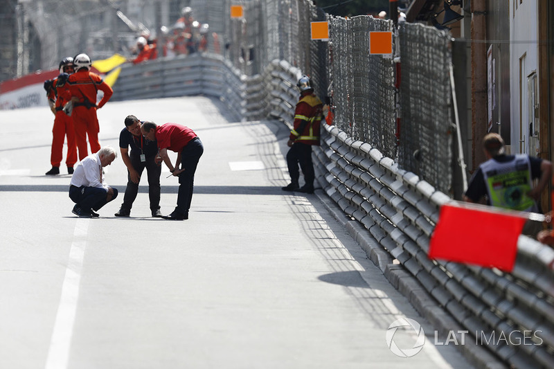 Charlie Whiting, Director de Carrera, FIA, realiza una inspección de circuito durante una bandera roja