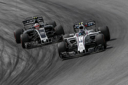 Lance Stroll, Williams FW40 ve Kevin Magnussen, Haas F1 Team VF-17